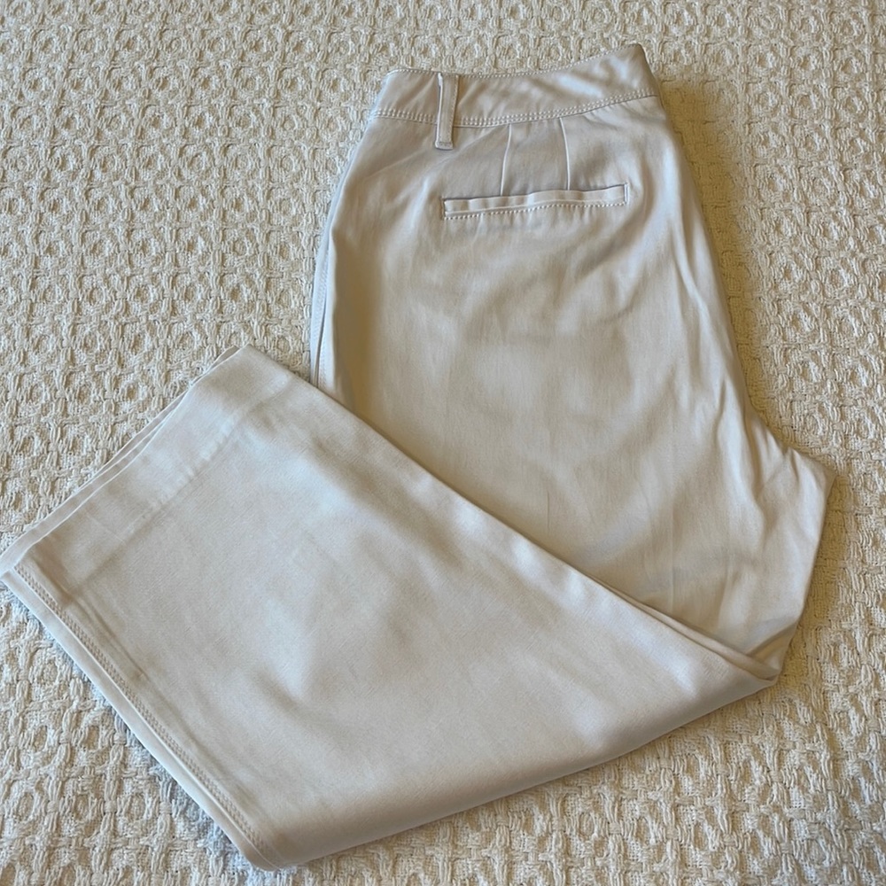 Zac & Rachel white Capri pants 👖 with metal pocket accents, size 8